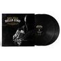 "Raul Malo Bella Ciao Live in Nashville"; Schwarz-Weiß-Foto eines Mannes mit Gitarre, Vinyl-Schallplatten sichtbar.