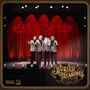 "The Oak Ridge Boys" und "Buried Treasures". Vier Männer in grauen Sakkos vor rotem Bühnenvorhang, freundlich lächelnd.