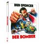 "Bud Spencer" und "Der Bomber" in großen Buchstaben. Ein Mann mit Bart schlägt zu, vor einem bunten Auto.