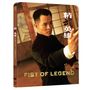 Text: "Fist of Legend" und chinesische Schriftzeichen. Ein Mann in Kampfpose, ernst, in traditioneller Umgebung.