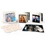 Mehrere CDs mit dem Titel "Kylie Minogue" und Alben mit Fotos von ihr sind ausgelegt.