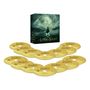 "The Lord of the Rings" oben auf einer Box. Darunter liegen mehrere goldene CDs mit Aufschrift und Nummerierung.