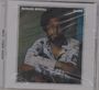 Texte: "MICHAEL HOWELL ALONE". Ein Mann in gemustertem Hemd lehnt auf einer Gitarre. CD-Cover eines Musikalbums.