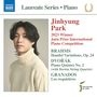 Jinhyung Park, Gewinner 2023 der Jaén Piano Competition. Werke: Brahms, Dvořák, Granados. Bild eines Mannes in hellem Rollkragenpullover.