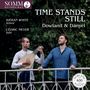 „TIME STANDS STILL“ – Dowland & Danyel. Kieran White, Tenor, Cédric Meyer, Laute. Zwei Männer, einer mit Laute auf Brücke.