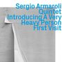 Text in Blau: "Sergio Armaroli Quintet Introducing A Very Heavy Person First Visit". Hintergrund: Graue, gefaltete Struktur.