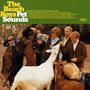 "The Beach Boys Pet Sounds" oben links, darunter eine Liste von Songtiteln. Fünf Männer füttern Ziegen.