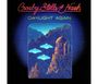 "Crosby Stills & Nash DAYLIGHT AGAIN" steht über einer futuristischen Landschaft mit Bergkulisse und heller Kuppel.