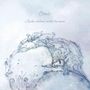 "Cissné", "Awake children under the moon". Illustration eines friedlich schlafenden Fabelwesens auf blauem Hintergrund.