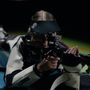 Eine Person zielt mit einem Gewehr. Sie trägt eine Mütze mit Logos von "Sauer" und "Performance".