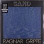 „SAND“ oben, „RAGNAR GRIPPE“ unten, mit abstrakter blau-violetter Textur. Cover eines Albums.