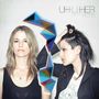 Zwei Frauen nebeneinander, rechts eine mit schwarzem Haar. Bunter geometrischer Streifen in der Mitte, Text: "UHUHUHER NOCTURNES REDUX".
