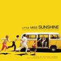Text: "Little Miss Sunshine Original Motion Picture Soundtrack." Eine Gruppe läuft fröhlich neben einem gelben VW-Bus.