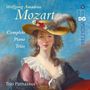 „Wolfgang Amadeus Mozart“, „Complete Piano Trios“, „Trio Parnassus“. Eine Frau in Hut mit Feder, gemalt vor blauem Himmel.