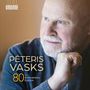 "Pēteris Vasks 80th Anniversary Edition." Ein älterer Mann mit weißem Bart schaut nachdenklich zur Seite.