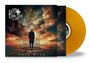 "Les Carlsen" und "Free Will" stehen über und unter einem Mann in einem Käfig, umgeben von Vögeln. Goldenes Vinyl sichtbar.
