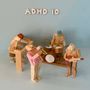 "ADHD 10" steht oben. Darunter sind Holzfiguren, die eine Jazzband darstellen.