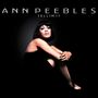 Text: "ANN PEEBLES TELLIN' IT". Eine Frau sitzt mit verschränkten Armen, in einem schwarzen Raum.