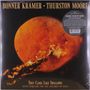 Oben steht "BONNER KRAMER THURSTON MOORE". Unten: "THEY CAME LIKE SWALLOWS". Darstellung: Eine leuchtend orange Kugel.