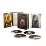 "Loreena McKennitt, the mask and mirror, the definitive edition." Geöffnetes Buch, Leaflet und vier CDs verteilt.