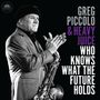 "Greg Piccolo & Heavy Juice Who Knows What the Future Holds." Ein Mann mit Sakko und Mütze hält ein Saxophon.