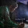 Texte: "BILL CALLAHAN", "My Days of 58". Ein Mann in grünem Hemd schreibt auf Papier. Dämmerige Atmosphäre.