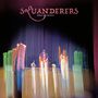 Text: "SQUANDERERS BRIGHT MADNESS". Unscharfe Darstellung von drei Personen auf einer Bühne mit Blumen.