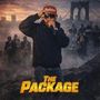 Text: „The Package“. Ein Musiker mit roter Kappe rappt vor Band in nebliger Stadtkulisse. Im Hintergrund eine Brücke.