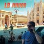 Texte: "LB Junior" oben, "Echoes of Dreamwold" unten. Eine belebte Stadt mit Gebäuden und Person am Telefon im Vordergrund.
