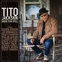 "Tito Jackson Under Your Spell" mit George Benson, Joe Bonamassa, Grady Champion und anderen. Ein Mann sitzt draußen.