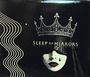 "SLEEP OF MIRRORS" steht vor einem Gesicht mit Krone und Träne. Links geschwungene Linien, alles auf dunklem Hintergrund.
