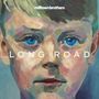Text: "milltownbrothers" oben, "LONG ROAD" in der Mitte. Illustration eines Jungen mit blauen Augen.