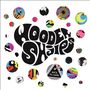 "Wooden Shjips" in geschwungener Schrift, umgeben von bunten, psychedelischen Kreisen. Einer trägt "Back to Land".
