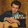 Text: "Gary Stewart". Mann in Anzug mit Gitarre, hinter Leopardenmuster-Hintergrund.