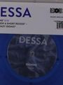 "DESSA" und "QUININE" stehen auf einer blauen Schallplatte. Oben sind weitere Songtitel angegeben.