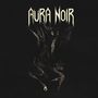 "Aura Noir" steht in großen weißen Buchstaben oben. Darunter ein abstraktes, düsteres Kreatur-Design.