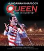 „HUNGARIAN RHAPSODY“, „QUEEN“, „LIVE IN BUDAPEST“. Ein Sänger im weißen Kostüm auf einer Konzertbühne.