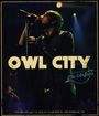 Text: "Owl City Live from Los Angeles. Filmed on July 21, 2011, at Club Nokia, Los Angeles, CA." Sänger am Mikrofon.