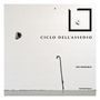 "Ciclo dell'Assedio" MDI Ensemble NovAntiqua. Schlichter Raum, weiße Wand, Loch und Stock, schwarzes quadratisches Logo oben.