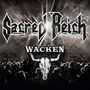 "Sacred Reich", "Live at Wacken" in großen Buchstaben, darunter ein Stierkopf-Logo, Publikum im Vordergrund.