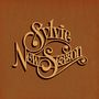 "Sylvie New Season" in geschwungener, dekorativer Schrift auf braunem Hintergrund.