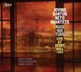 Jovino Santos Neto Quarteto, Mais Que Tudo, Live at Kerry Hall 1995. Hintergrund: Stadtansicht bei Sonnenuntergang durch Fenster.