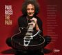 "PAUL RICCI THE PATH" und eine Liste von Namen. Ein Mann mit dunklen Locken hält eine Gitarre vor einem roten Hintergrund.