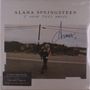 „ALANA SPRINGSTEEN I HOPE THIS HELPS“. Unten Frau auf Straße, Autogramm in Blau darüber.