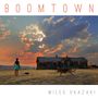 "BOOMTOWN" und "MILES OKAZAKI". Eine Frau mit Hund vor einem alten Haus in der Abenddämmerung; eindrucksvoller Himmel.