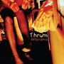 Text "Thrum Rifferama". Farbenfrohe Szene mit Frauenbeinen in gemusterten Strümpfen.