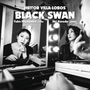 "Heitor Villa-Lobos BLACK SWAN Yuko Miyagawa cello Aki Kuroda piano" über einer Frau, die sich vor einem Spiegel schminkt.