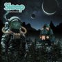 „Sleep Hemispheres“: Ein Astronaut steht in einem Feld, mit Rakete im Hintergrund und Sternenhimmel.