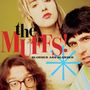 "The Muffs! Blonder and Blonder" in großen Buchstaben, drei Personen nah beieinander, ernst und direkt in die Kamera blickend.