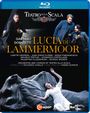 "Teatro alla Scala: Gaetano Donizetti. Lucia di Lammermoor. Dirigent: Riccardo Chailly. Inszenierung: Yannis Kokkos." Im Vordergrund eine theatralische Szene mit drei Personen, eine Frau in einem weißen Kleid.